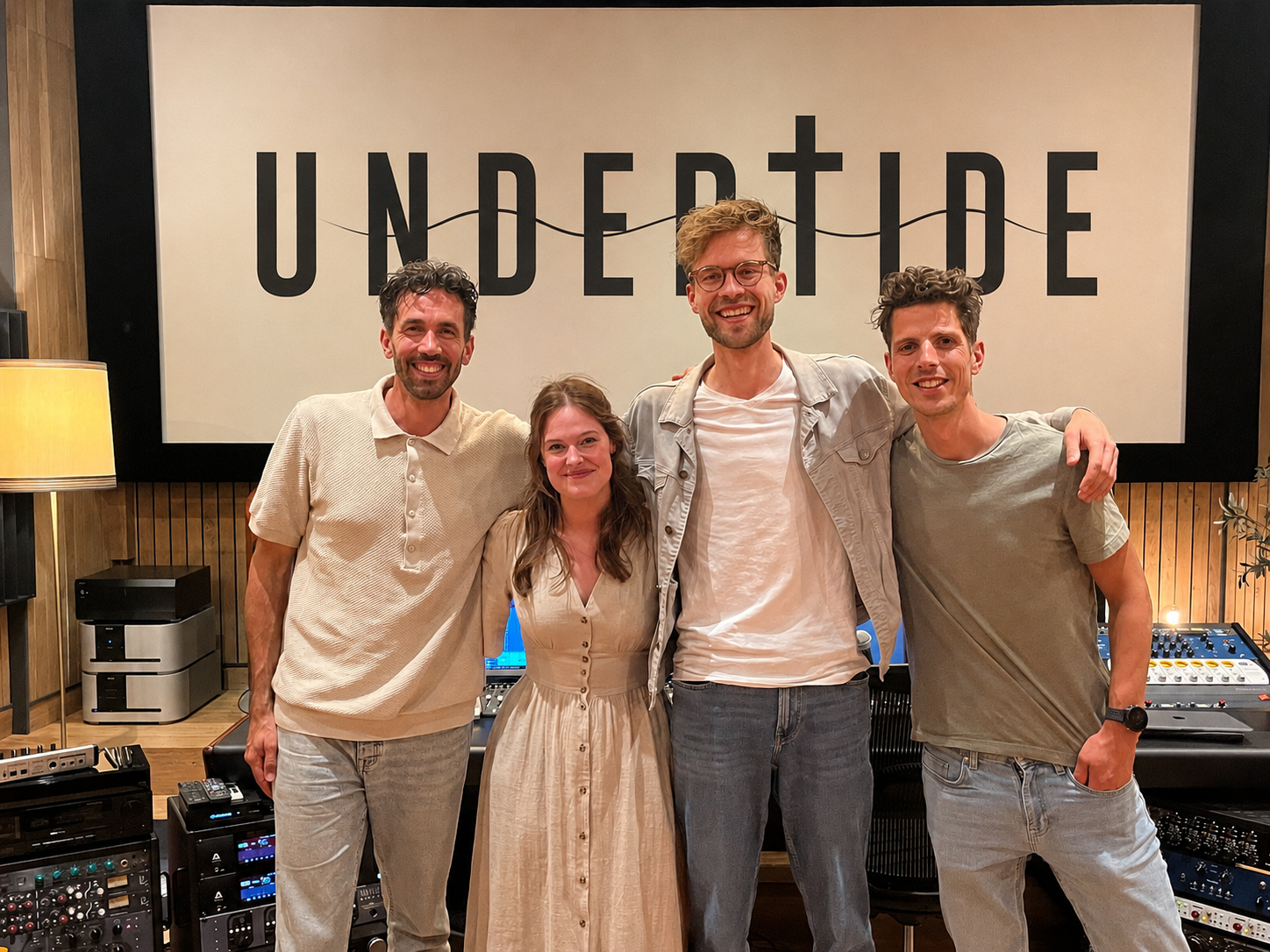 De bandleden van Undertide samen in de studio